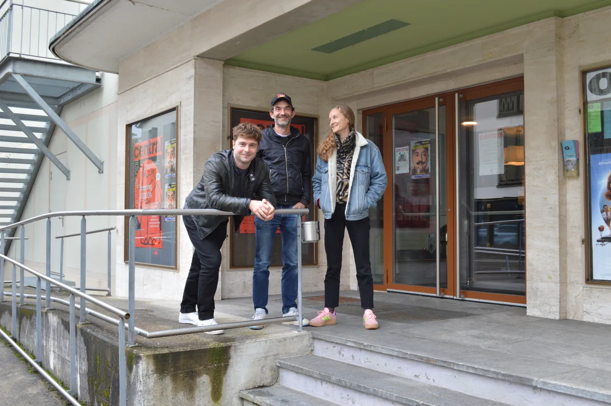 Drei Personen stehen vor dem Kulturhaus Central in Uster. Sie bilden die neue Leitung des Centrals.